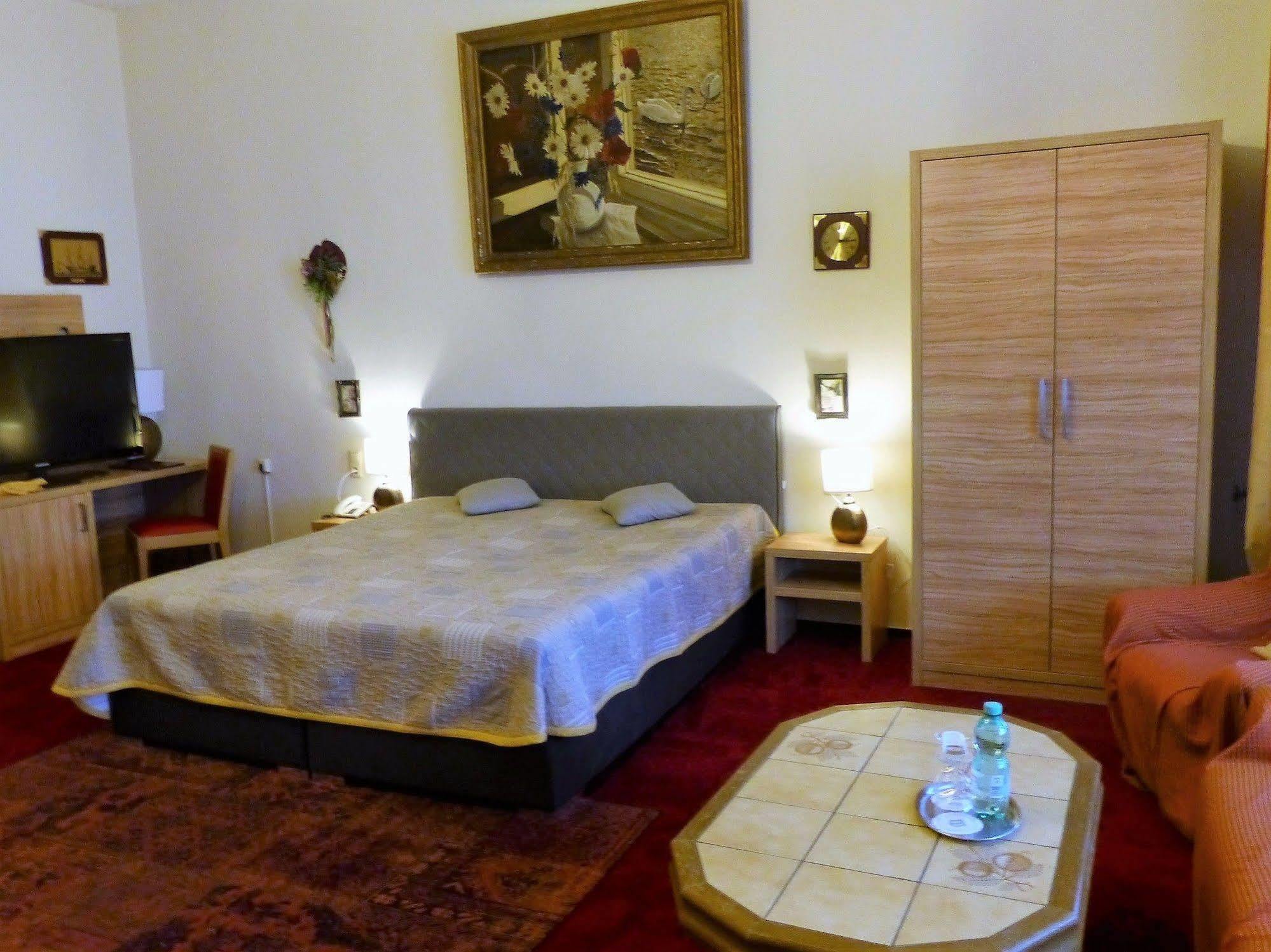 Hotel Pension Savoy Near Kurfuerstendamm Βερολίνο Εξωτερικό φωτογραφία