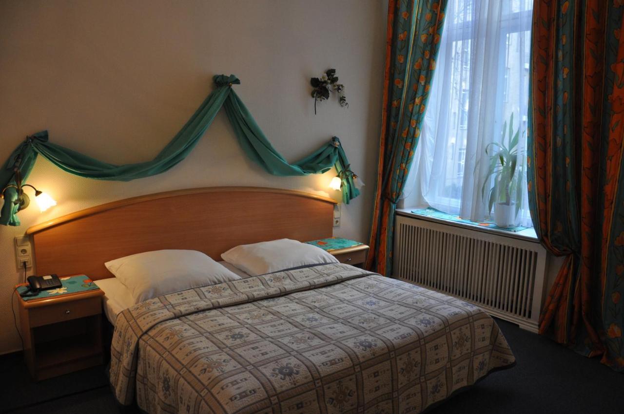 Hotel Pension Savoy Near Kurfuerstendamm Βερολίνο Δωμάτιο φωτογραφία