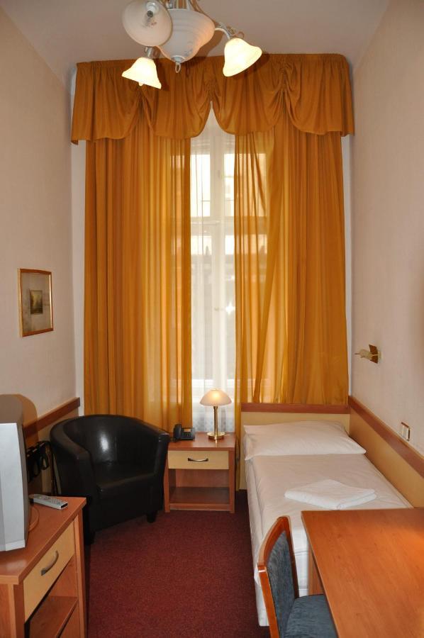 Hotel Pension Savoy Near Kurfuerstendamm Βερολίνο Δωμάτιο φωτογραφία